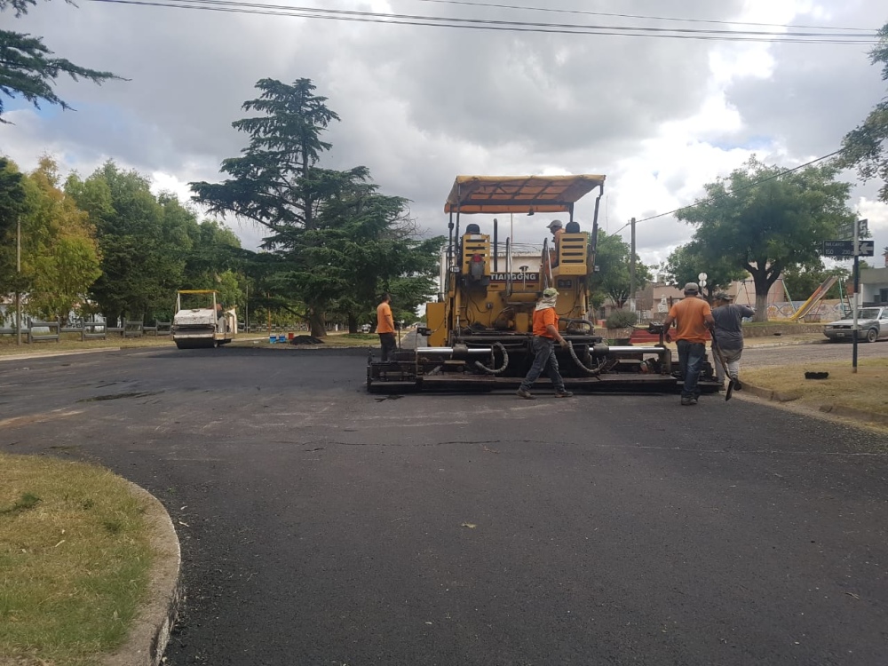 CONTINÚA LA PAVIMENTACIÓN EN LA LOCALIDAD DE SAAVEDRA