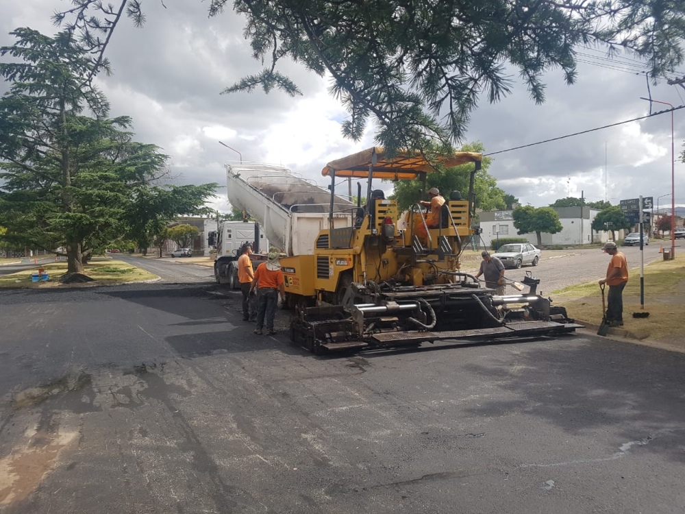 CONTINÚA LA PAVIMENTACIÓN EN LA LOCALIDAD DE SAAVEDRA