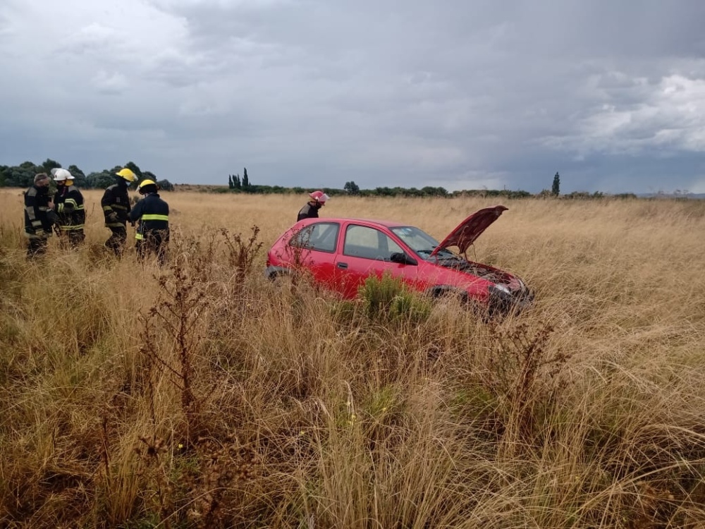 Se despistó un auto en el camino a Parque Norte