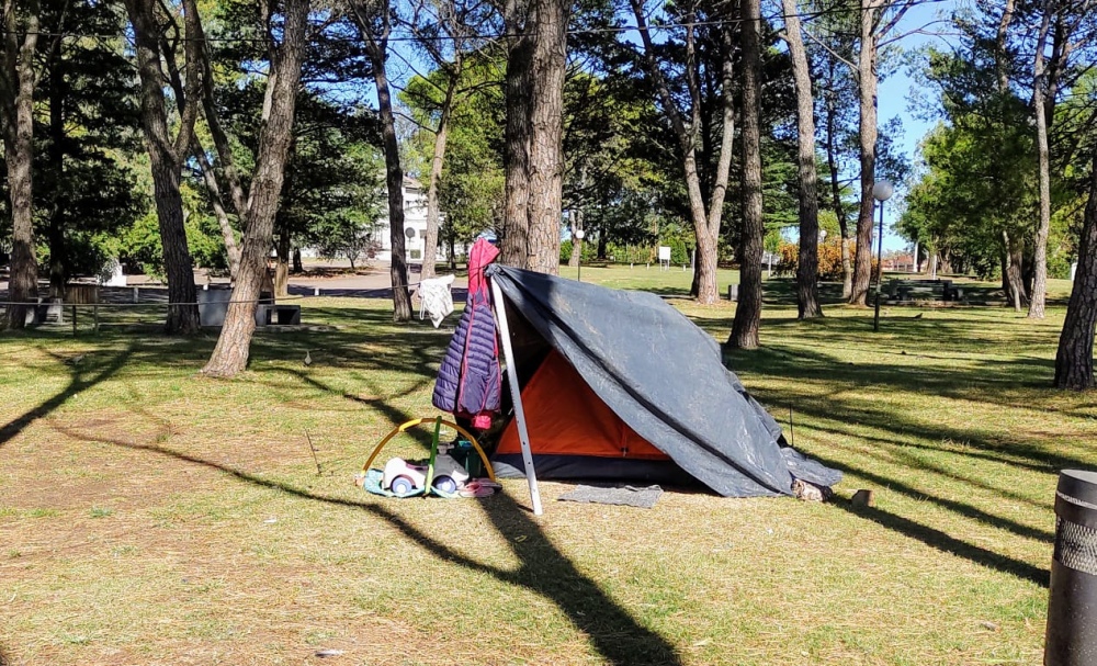 Pingüi el payaso que vive en una carpa con su familia