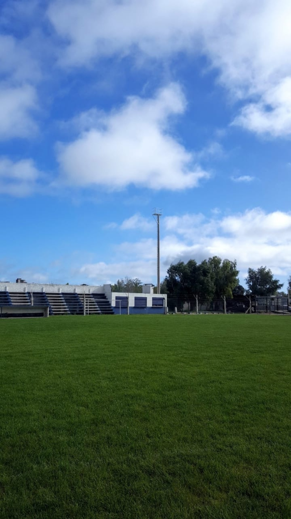 SARMIENTO COLOCÓ TORRES LUMINARIAS EN SU CANCHA