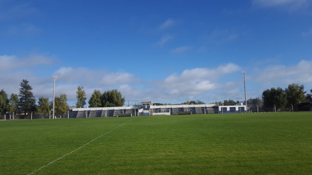 SARMIENTO COLOCÓ TORRES LUMINARIAS EN SU CANCHA