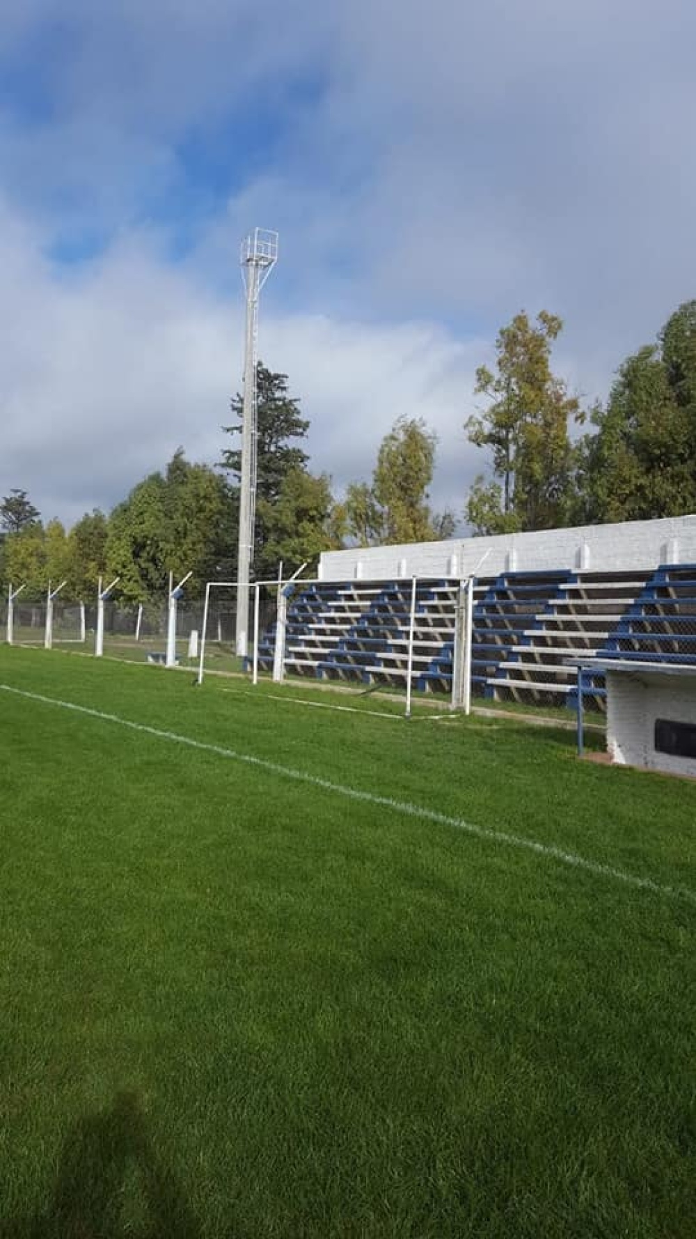 SARMIENTO COLOCÓ TORRES LUMINARIAS EN SU CANCHA