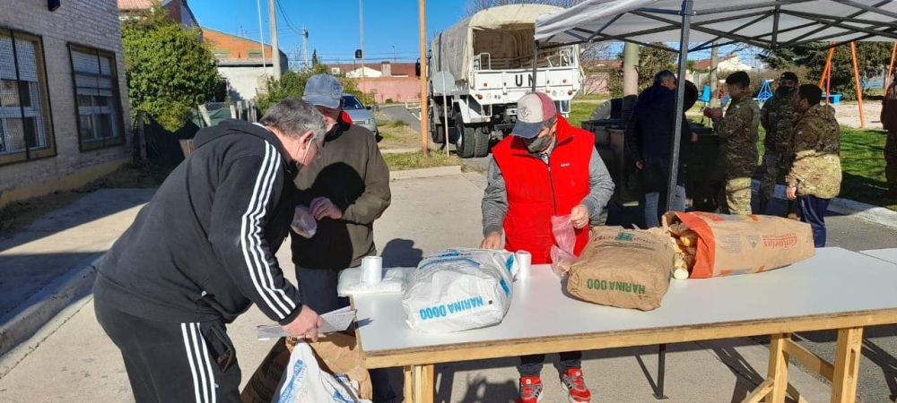 El barrio jardín entregó 250 porciones de guiso de arroz