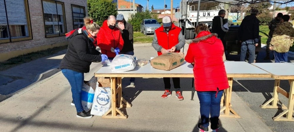 El barrio jardín entregó 250 porciones de guiso de arroz