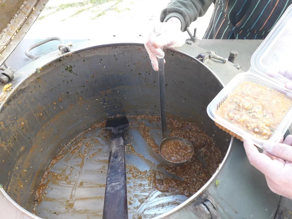 El barrio jardín entregó 250 porciones de guiso de arroz