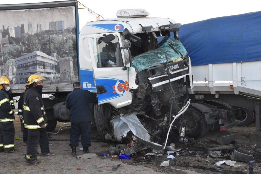 Sólo un herido leve en espectacular accidente en la 33 entre cuatro vehículos