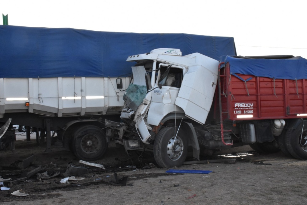 Sólo un herido leve en espectacular accidente en la 33 entre cuatro vehículos