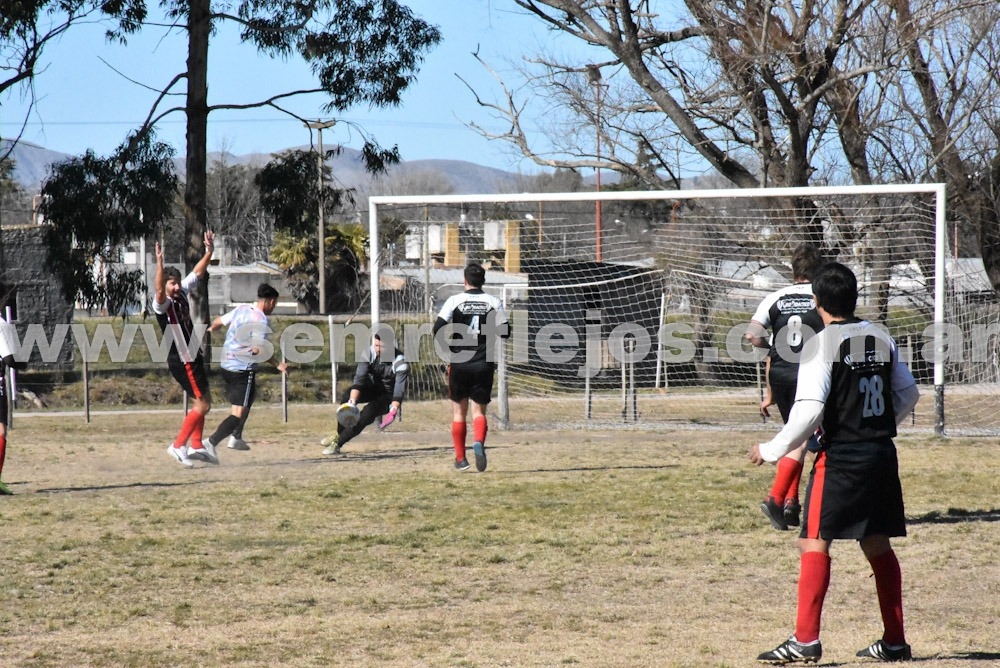 Volvió a rodar la pelota en el parque