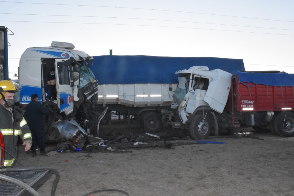 Sólo un herido leve en espectacular accidente en la 33 entre cuatro vehículos