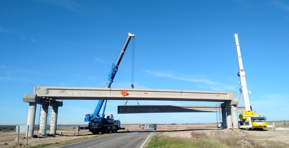 Finalizó el montaje de vigas en la autopista de la ruta 33