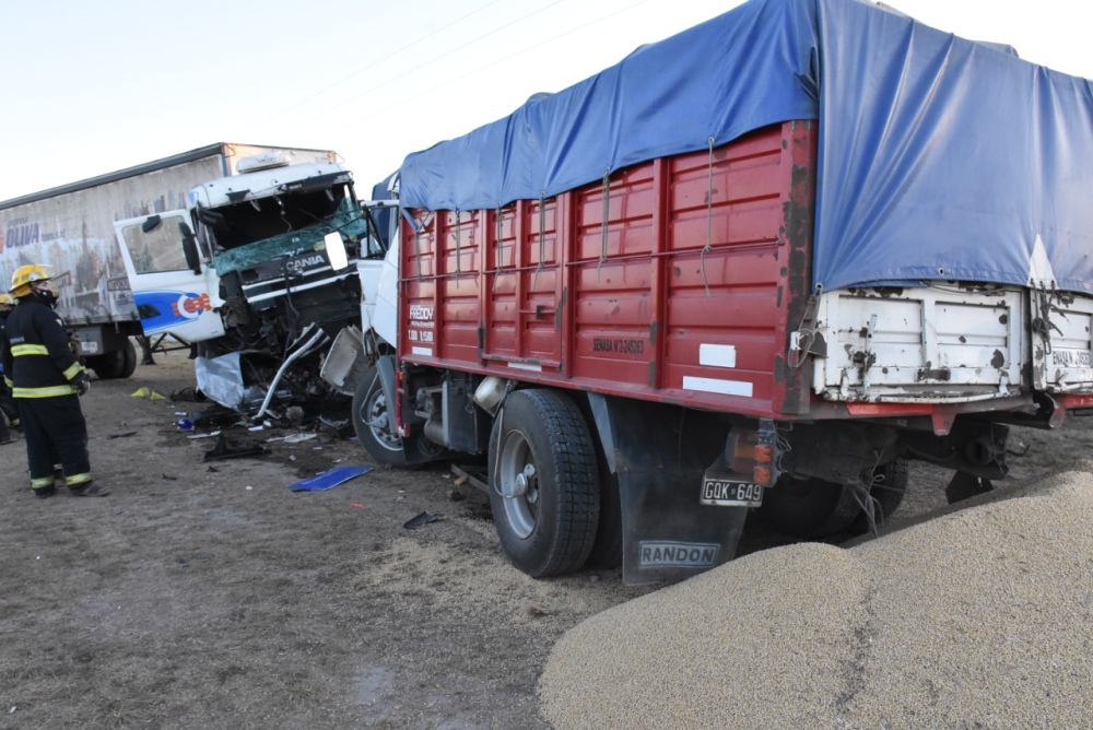 Sólo un herido leve en espectacular accidente en la 33 entre cuatro vehículos