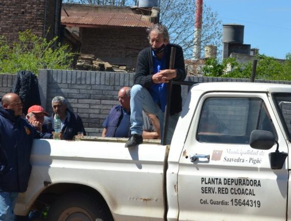 Un funcionario hace el novio con camioneta municipal y médicos se quejan de la comida y piden Coca Cola.