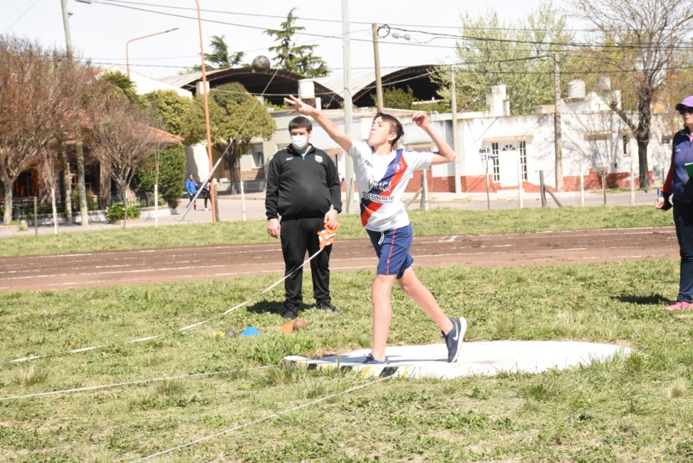 Con el Regional de atletismo volvió la actividad al parque de los Hermanos