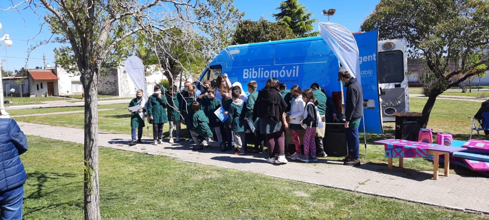 El ”Bibliomóvil” recorre el distrito