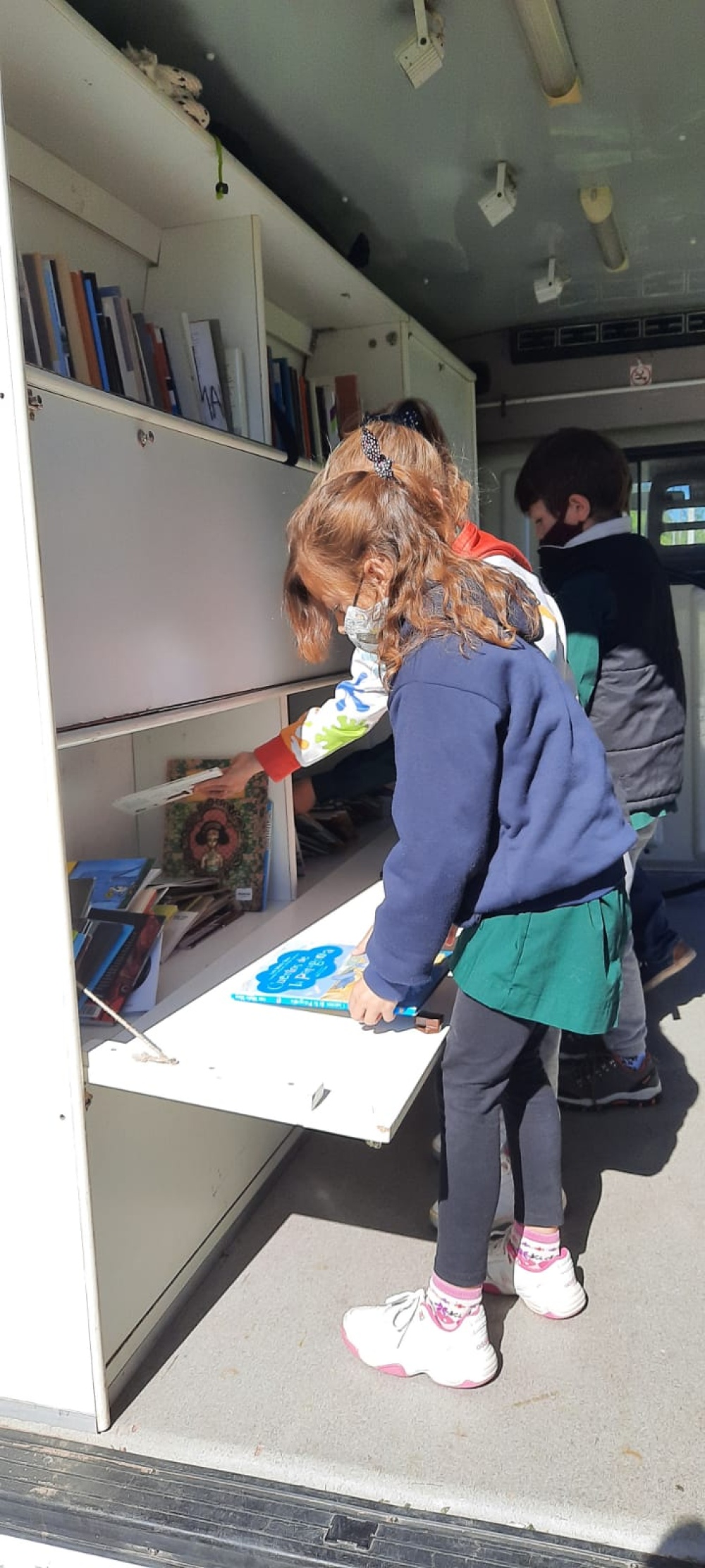 El ”Bibliomóvil” recorre el distrito