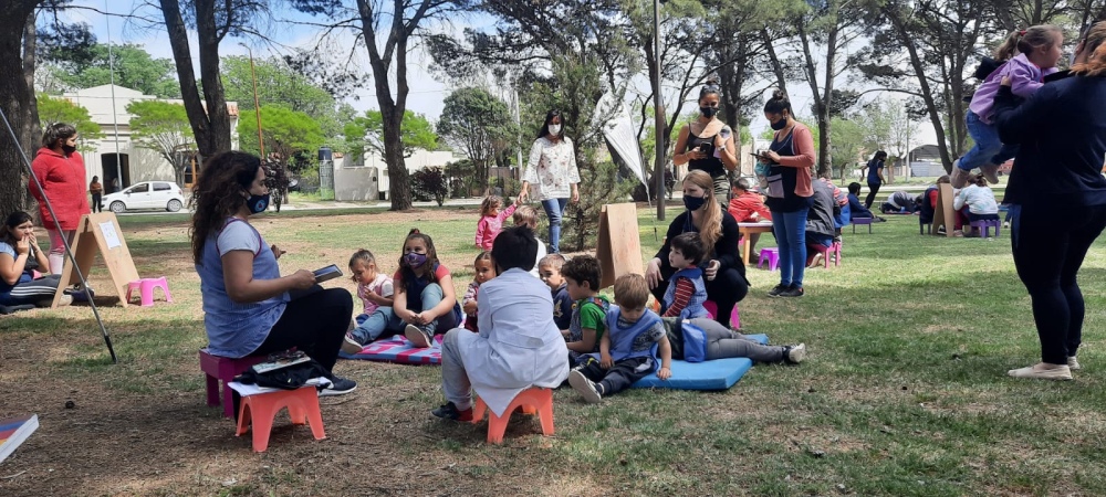 El ”Bibliomóvil” recorre el distrito