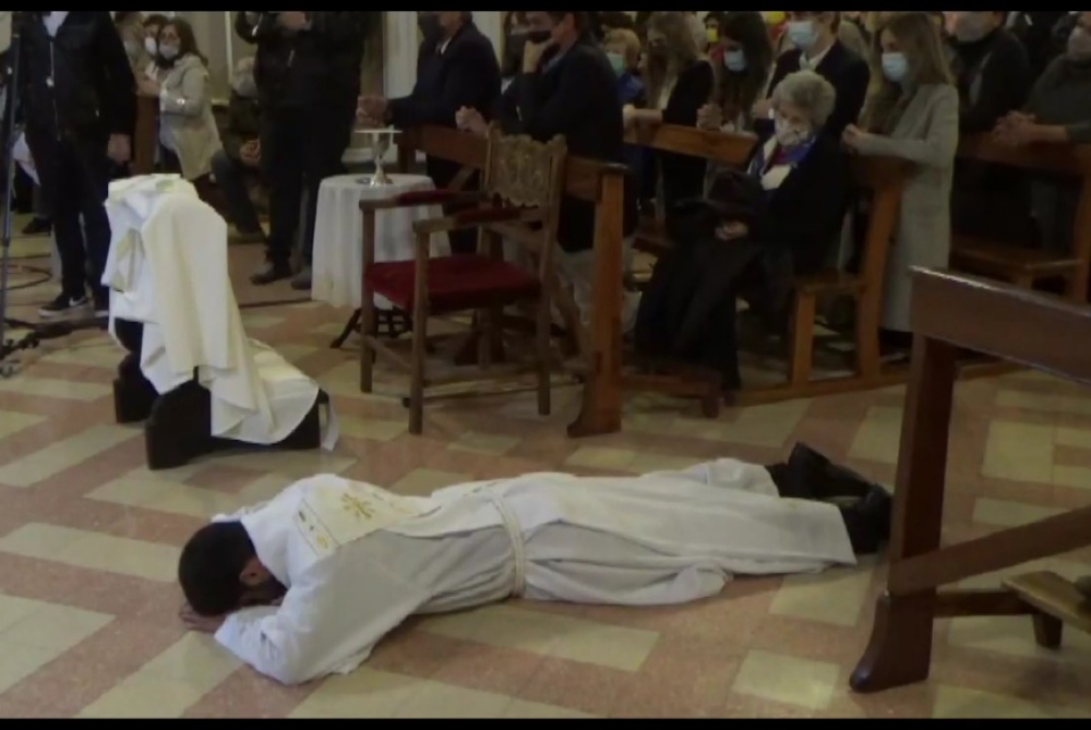 Emotiva ordenación sacerdotal de Sergio Boudou