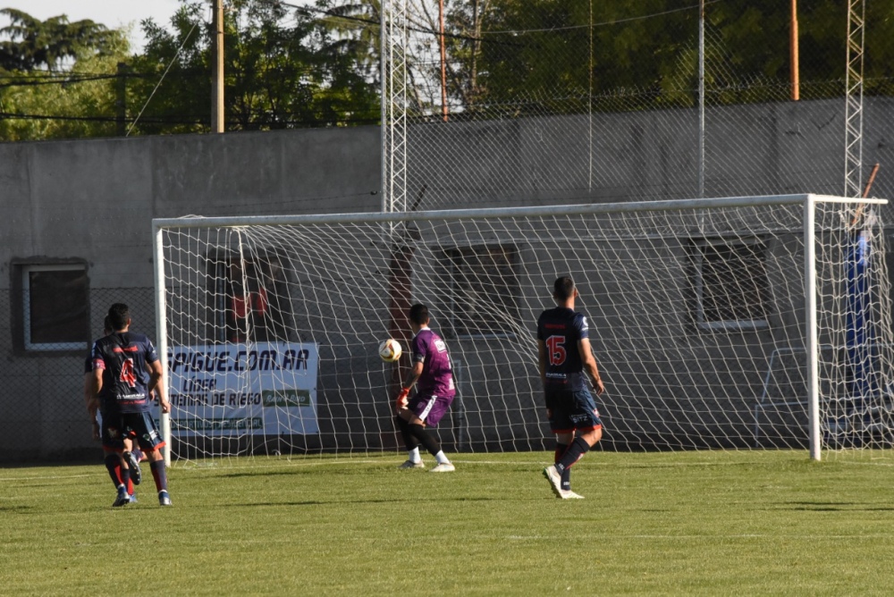 Peñarol ganó, clasificó y eliminó a su clásico rival