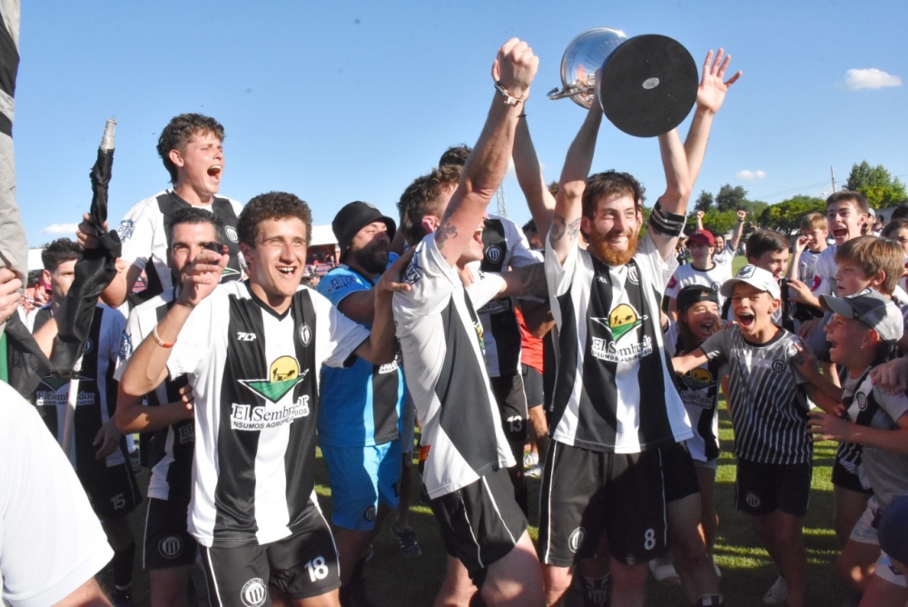 Blanco y Negro cortó una larga racha y es el nuevo campeón del fútbol liguista