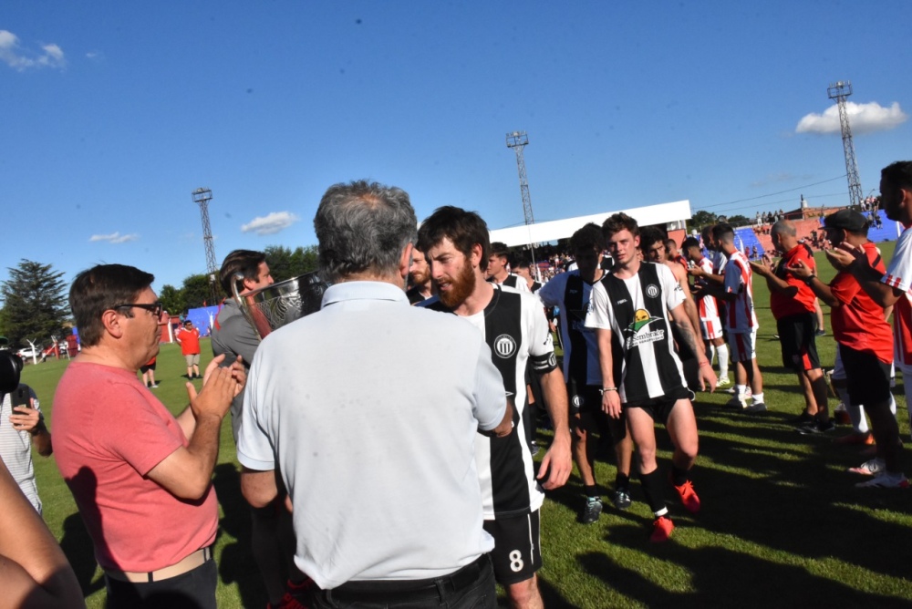 Blanco y Negro cortó una larga racha y es el nuevo campeón del fútbol liguista