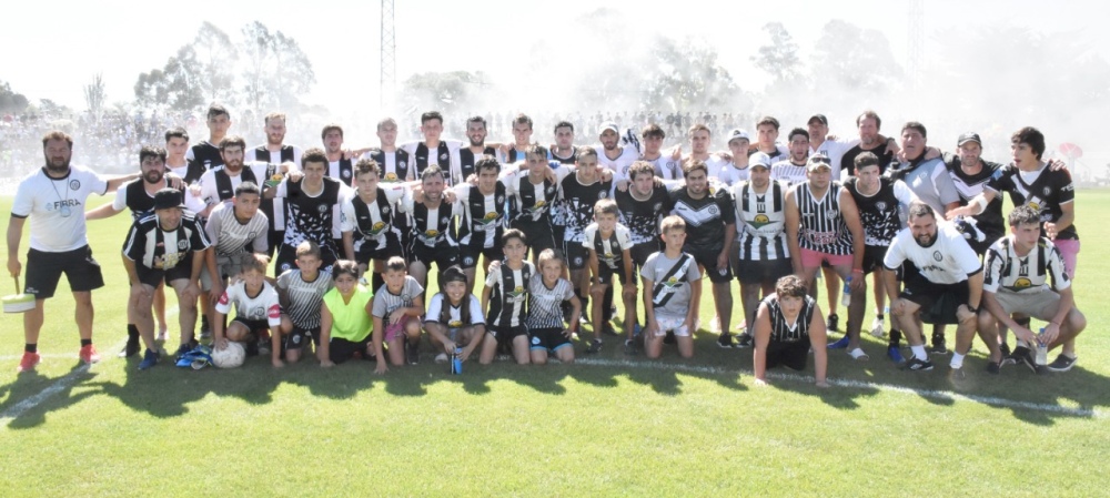 Blanco y Negro cortó una larga racha y es el nuevo campeón del fútbol liguista