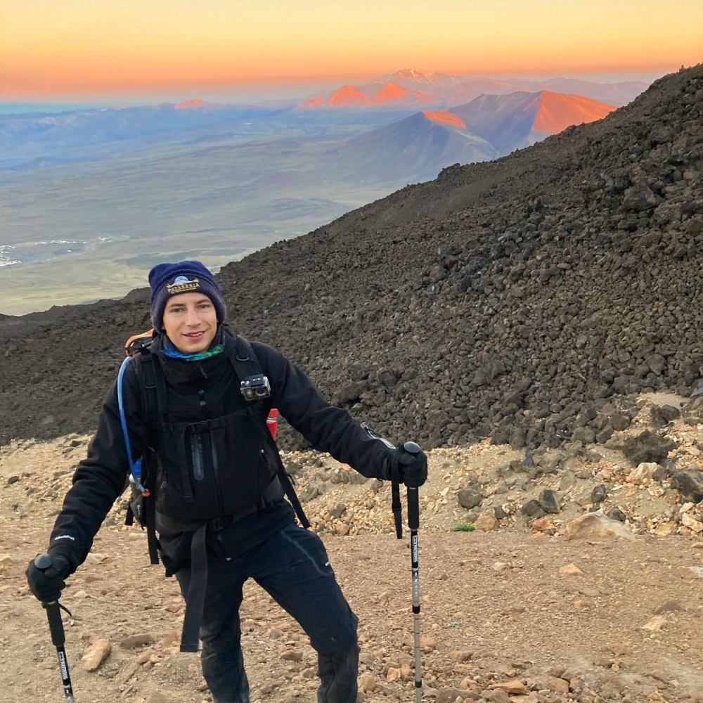 Franco Ruggeri hizo cumbre en el volcán Tromen a 4 mil metros de altura