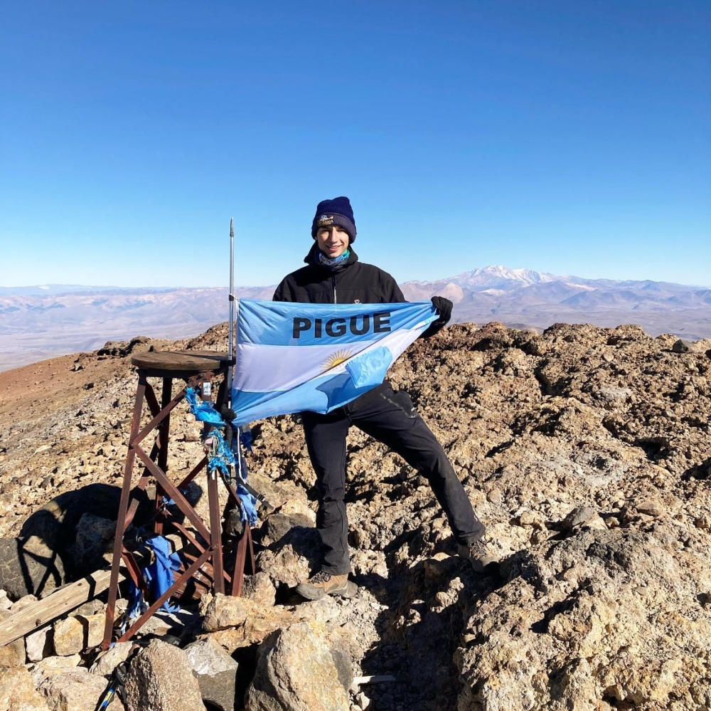 Franco Ruggeri hizo cumbre en el volcán Tromen a 4 mil metros de altura