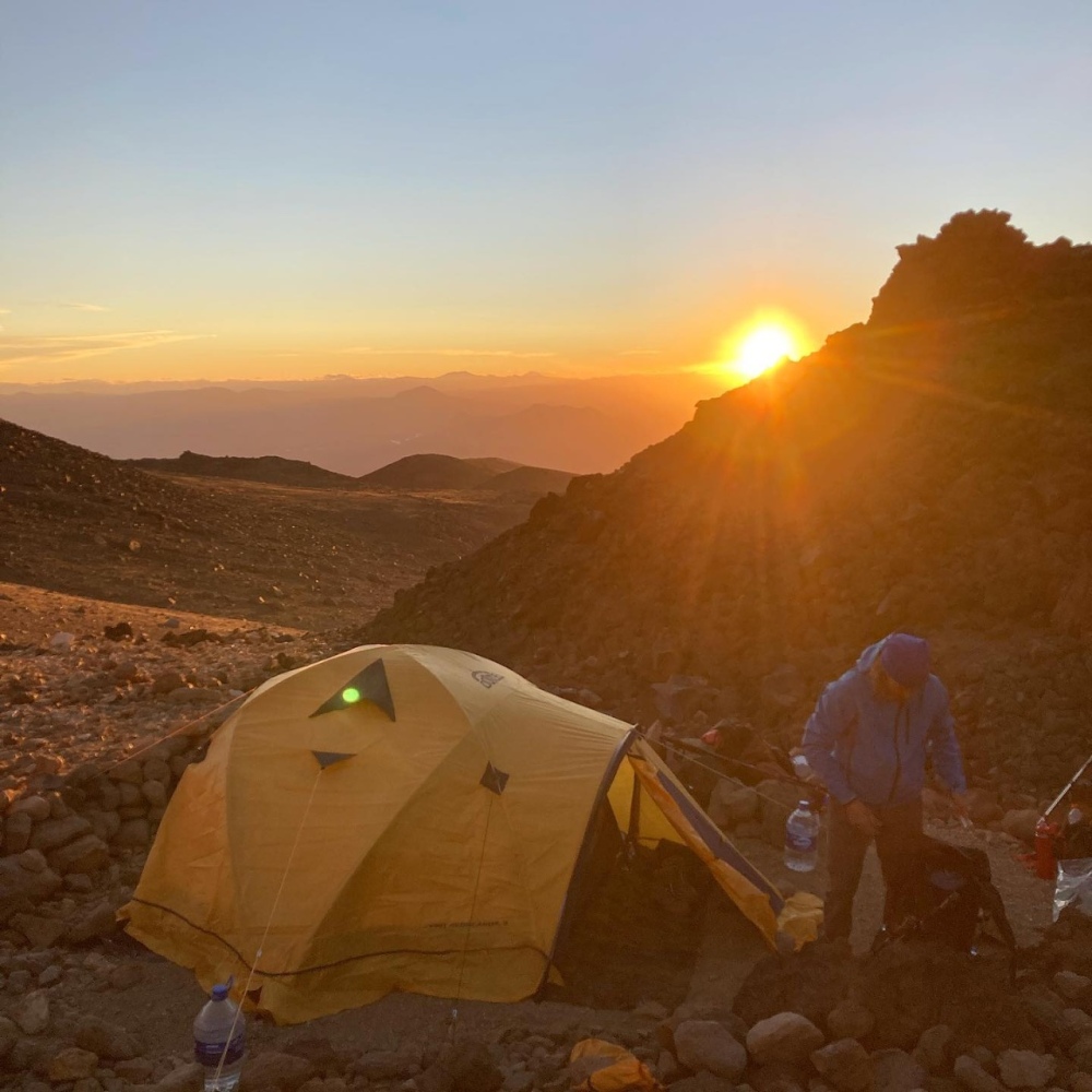 Franco Ruggeri hizo cumbre en el volcán Tromen a 4 mil metros de altura