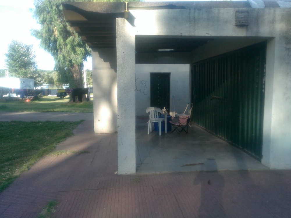 Una familia en situación de calle vive en carpa en el parque municipal.
