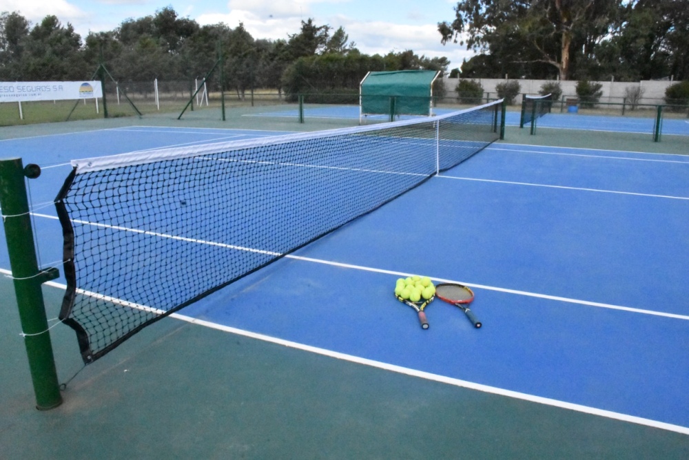 Sarmiento inauguró otra cancha de tenis