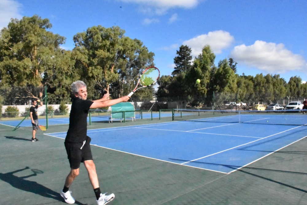 Sarmiento inauguró otra cancha de tenis