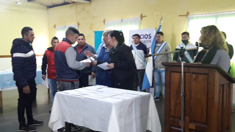 Entrega de Certificados de Trabajo en la Unidad 19