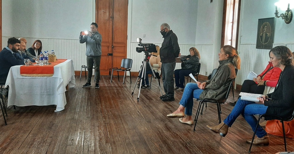 Griselda Cledou y Daniela Urrutia presentes en la presentación del VII Certamen Literario