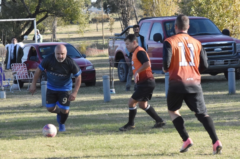 FG ganó y sigue como único puntero