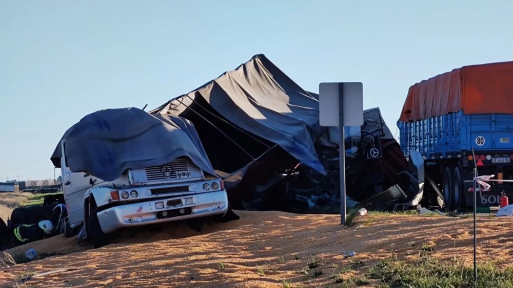 Ruta 33: un muerto en choque múltiple entre varios camiones y una camioneta