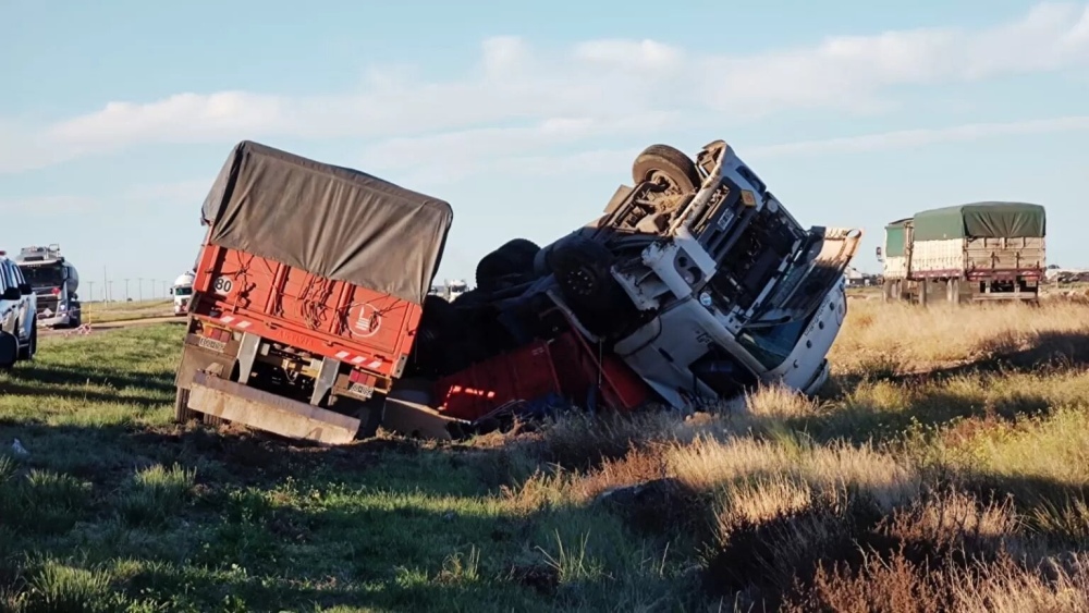 Ruta 33: un muerto en choque múltiple entre varios camiones y una camioneta