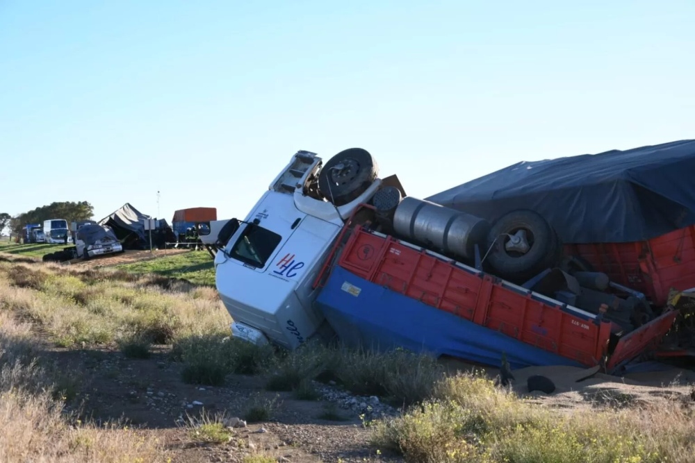 Ruta 33: un muerto en choque múltiple entre varios camiones y una camioneta