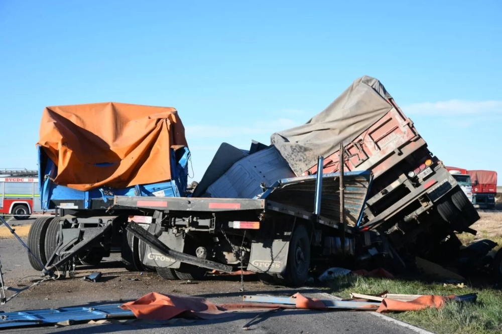 Ruta 33: un muerto en choque múltiple entre varios camiones y una camioneta