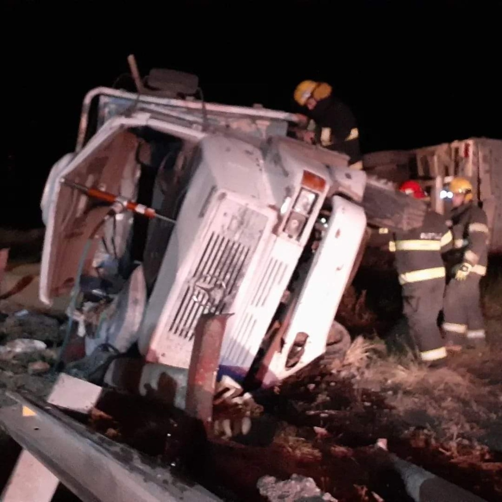 Dieron a conocer la identidad del camionero que volcó al esquivar un tren