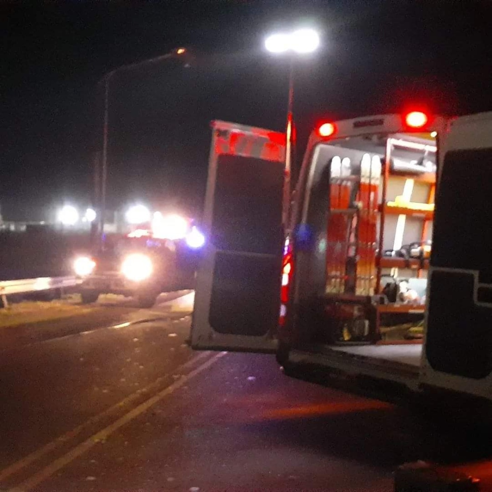 Dieron a conocer la identidad del camionero que volcó al esquivar un tren