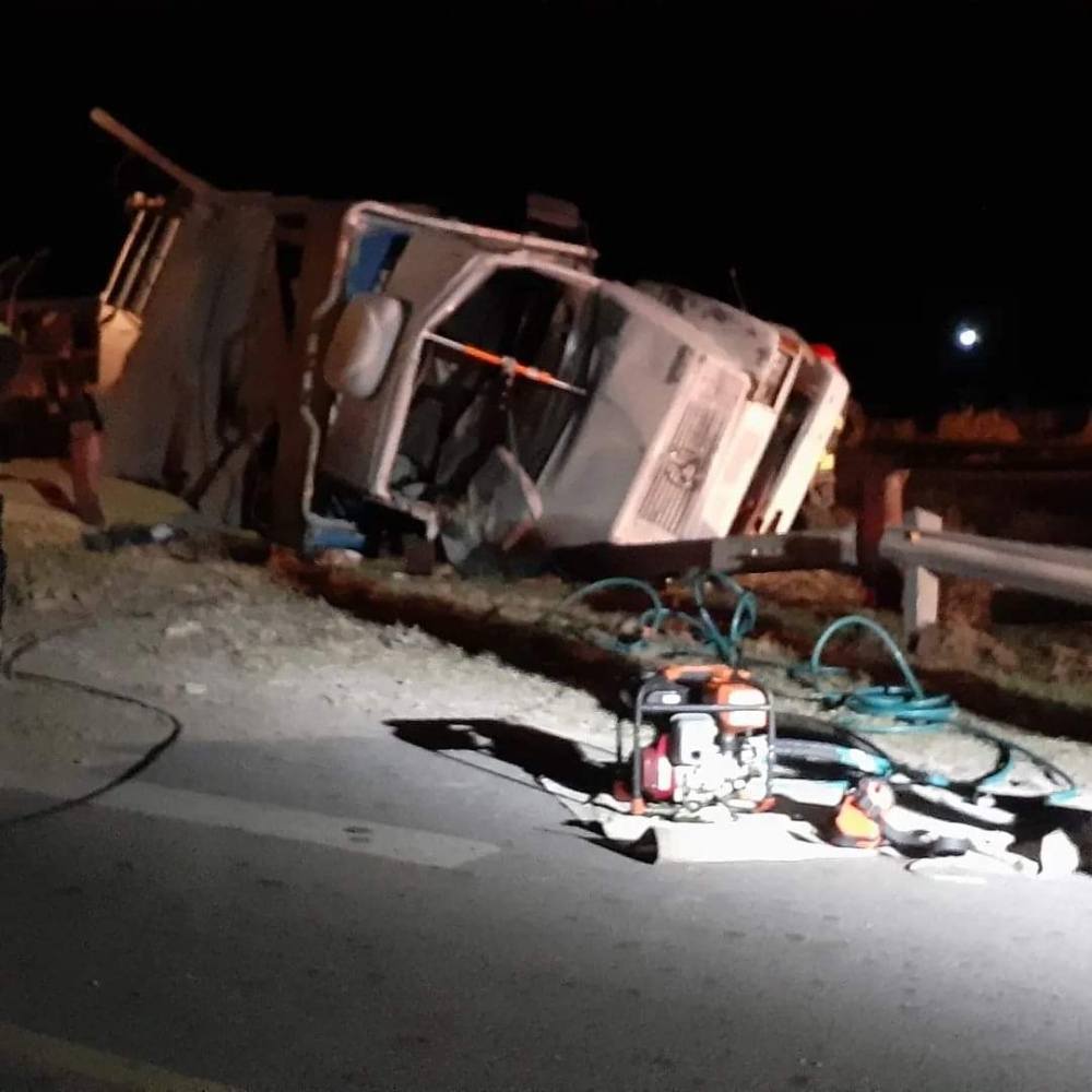 Dieron a conocer la identidad del camionero que volcó al esquivar un tren