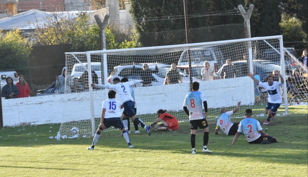 Sarmiento y Argentino festejaron en los clásicos