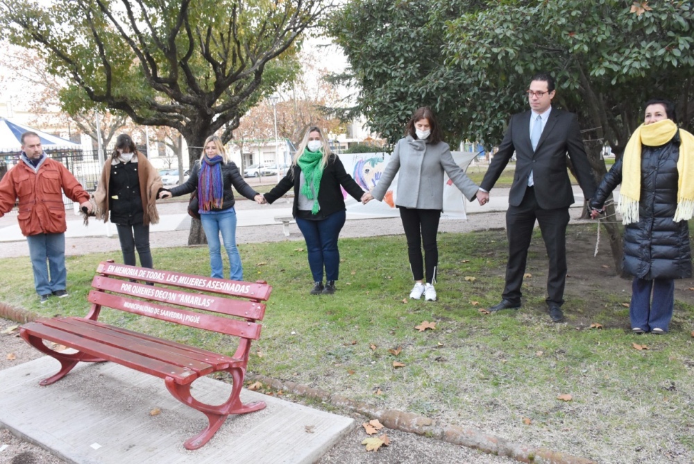 ”Ni una menos”: Abrazo al banco rojo