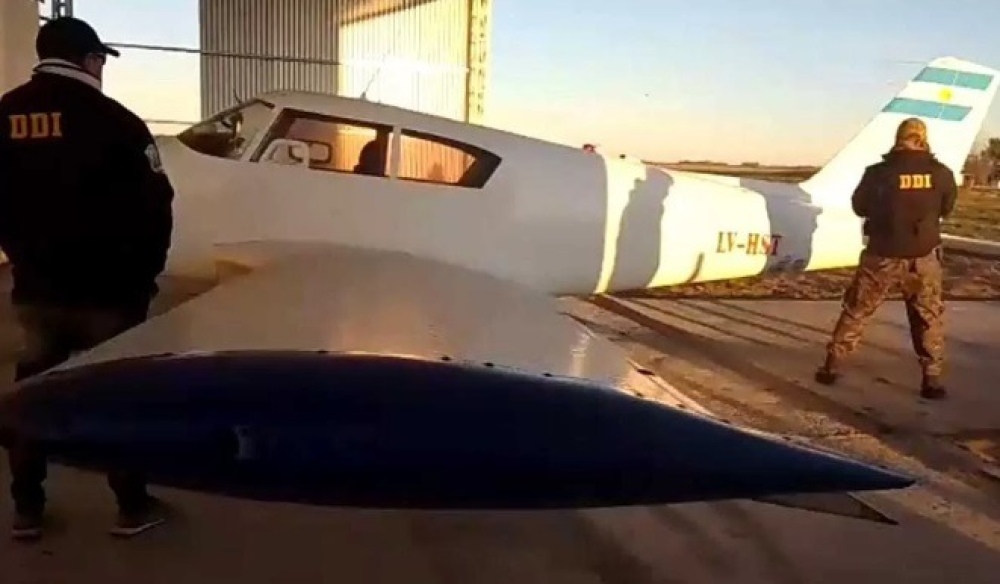 Confuso hecho con un avión reparado en un taller de Pigüé