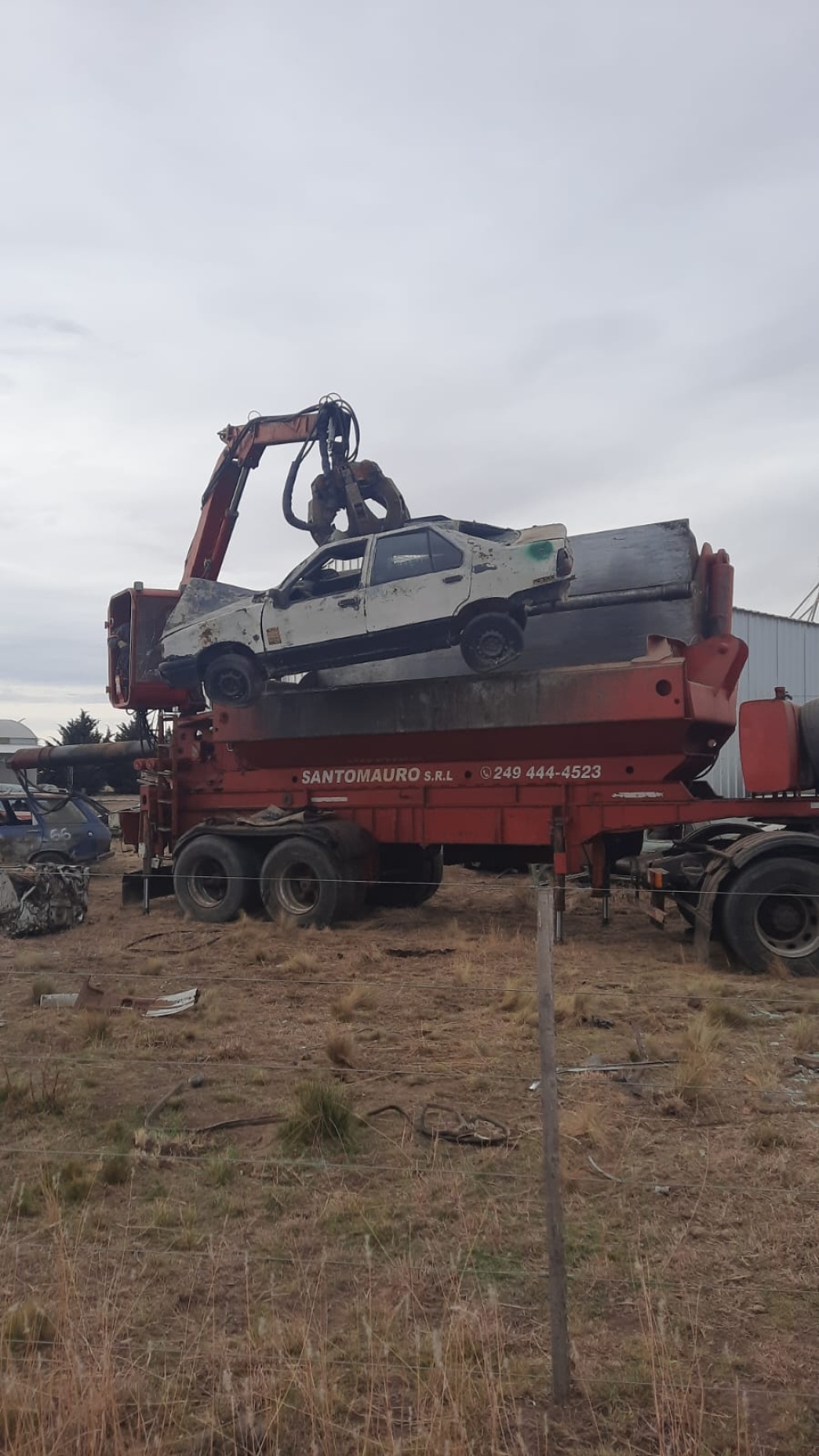 El municipio comenzó a compactar vehículos secuestrados