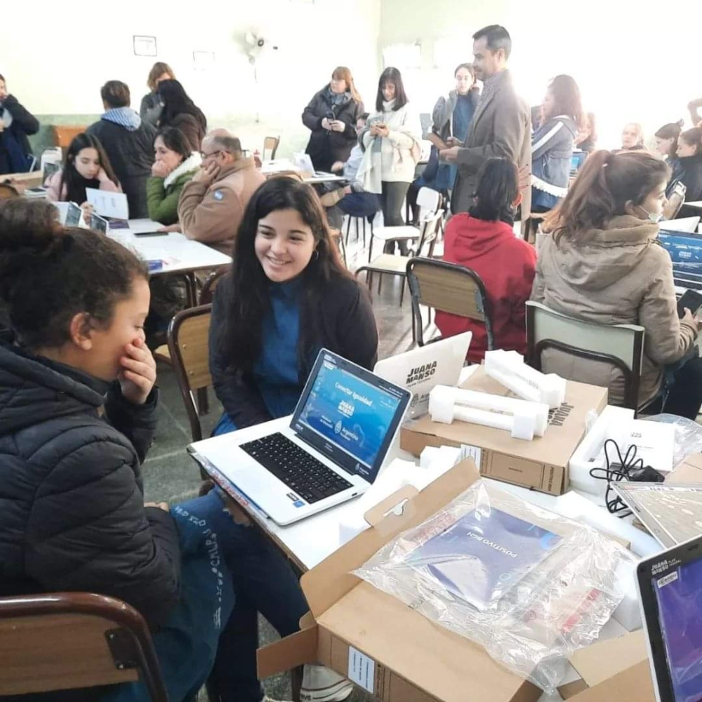 Nación entregó 126 netbooks a alumnos del distrito