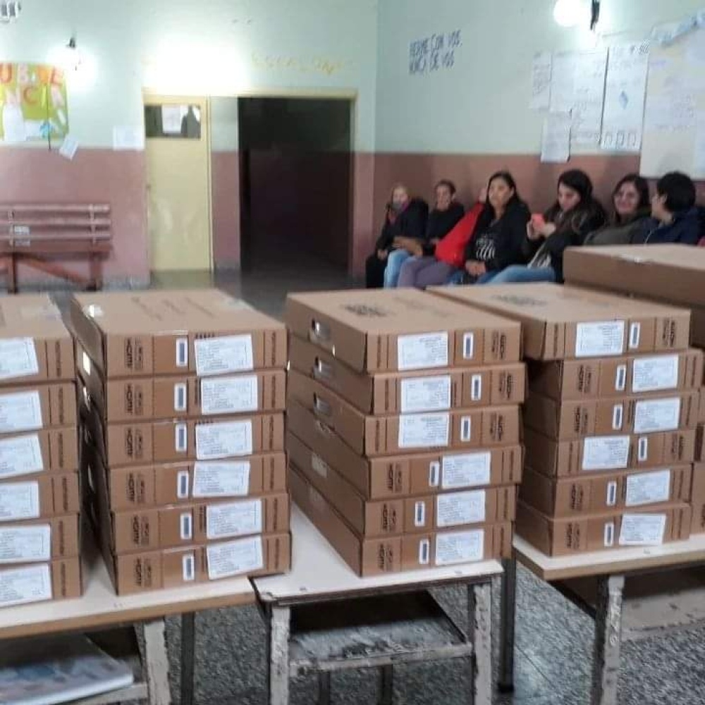 Nación entregó 126 netbooks a alumnos del distrito