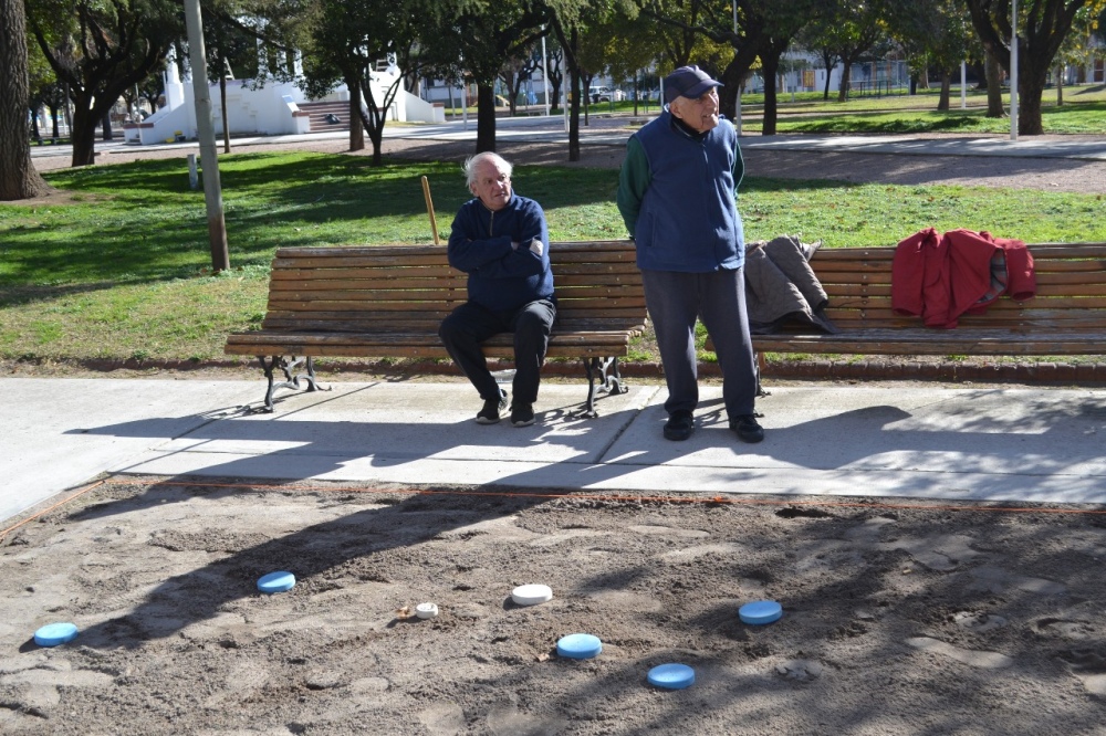 Piden un baño para la plaza Sarmiento