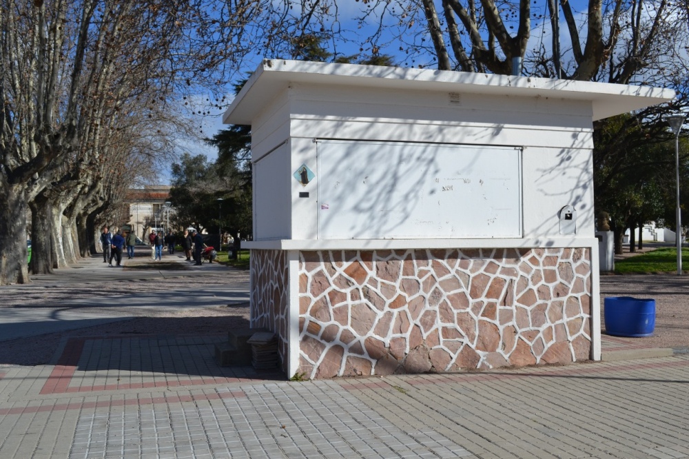 Piden un baño para la plaza Sarmiento